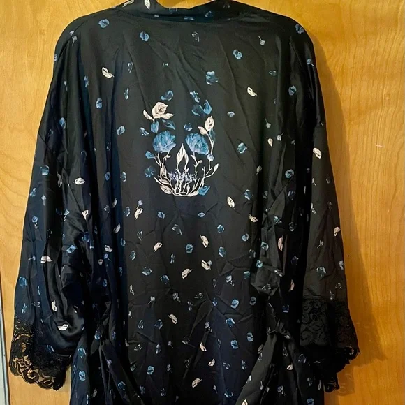 Torrid Black and Blue Floral Women's Robe - Picture 2 of 3